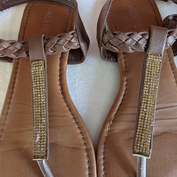 🔥LAST CHANCE - DONATING Sept 4/22🔥🛍️FREE ADD ON 🛍️Gold accented flip flops - Picture 2 of 5